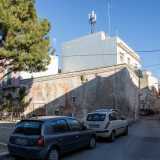 I due ci fanno subito notare basso edificio in stato di abbandono, con la facciata rossa scorticata e una serranda semi arrugginita. �Non sembra, ma questo era il fianco occidentale del castello�, afferma Vito